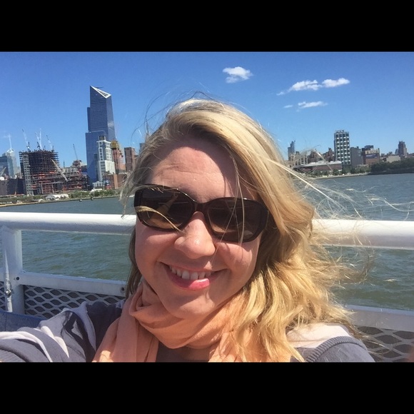 Meet your Posher, Elizabeth - Picture 2 of 4